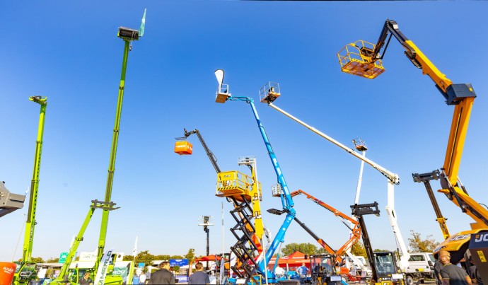 Überblick über die Messe. Viele bunte Arbeitsbühnen sind zu sehen.