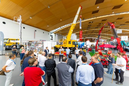 Gruppe am Stand beim Kran-Rundgang