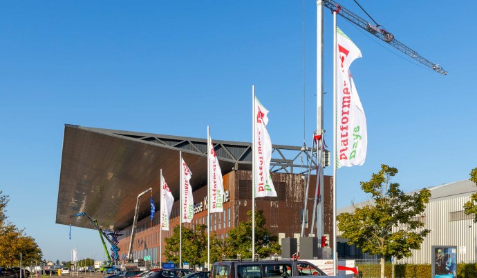 Blick auf den Haupteingang der Messe Karlsruhe