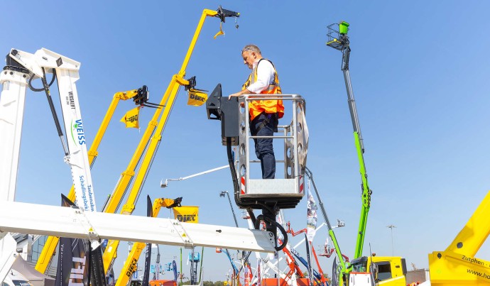 Arbeitsbühne, auf der ein Mann steht